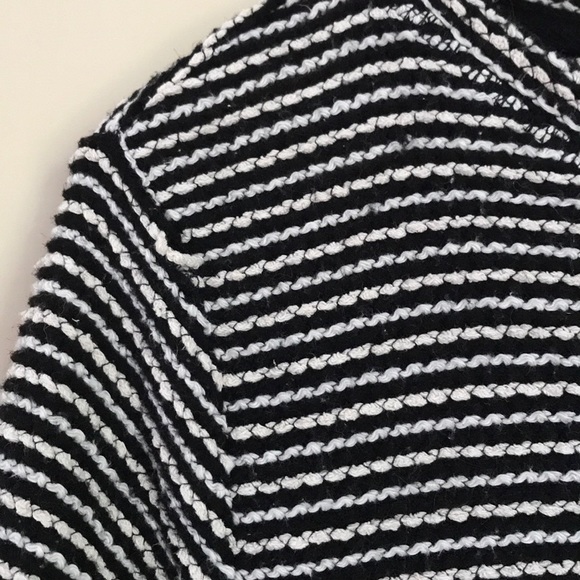 H&M black and white textured top - Picture 3 of 7